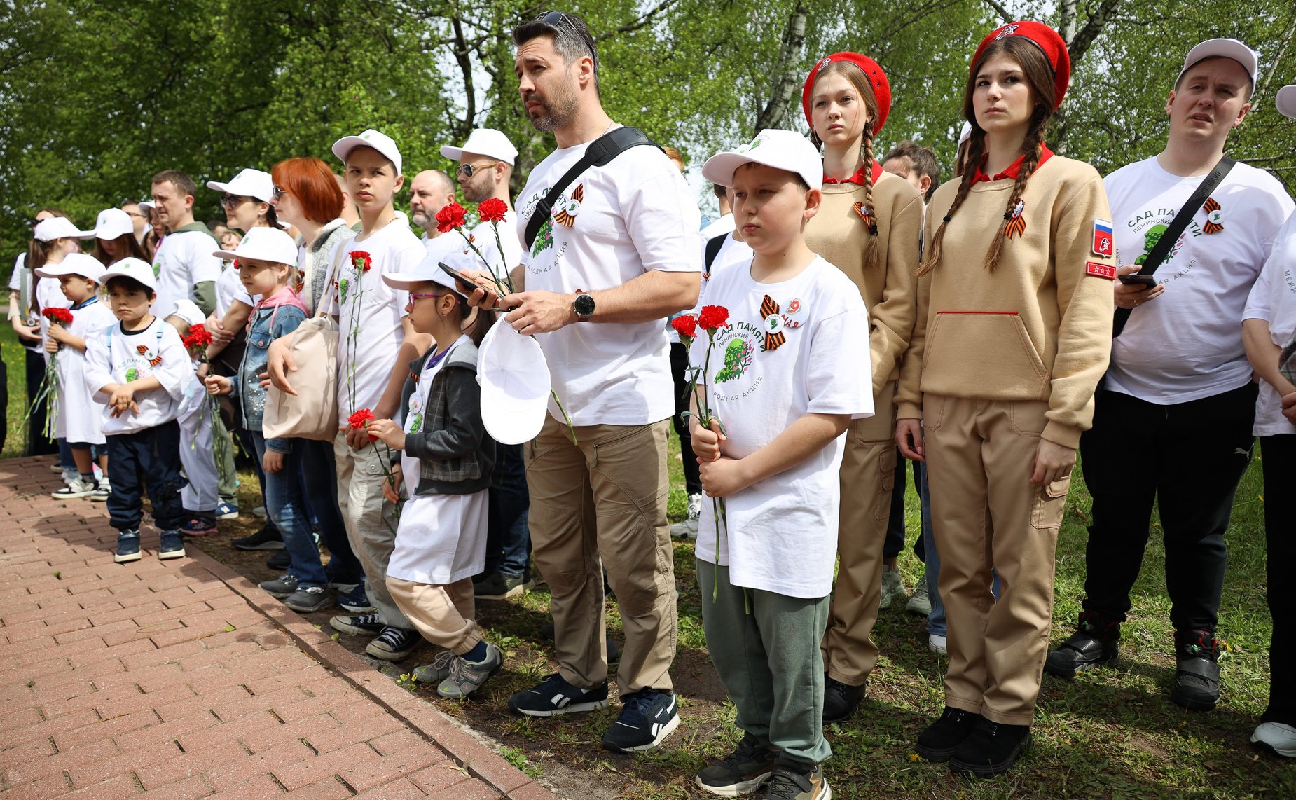 В Год защитника Отечества и 80-летия Победы в Великой Отечественной войне 1941–1945 годов сенаторы РФ и сотрудники Аппарата СФ провели акцию «Сад Памяти» — высадили 250 кустов сирени в музее-заповеднике «Горки Ленинские»