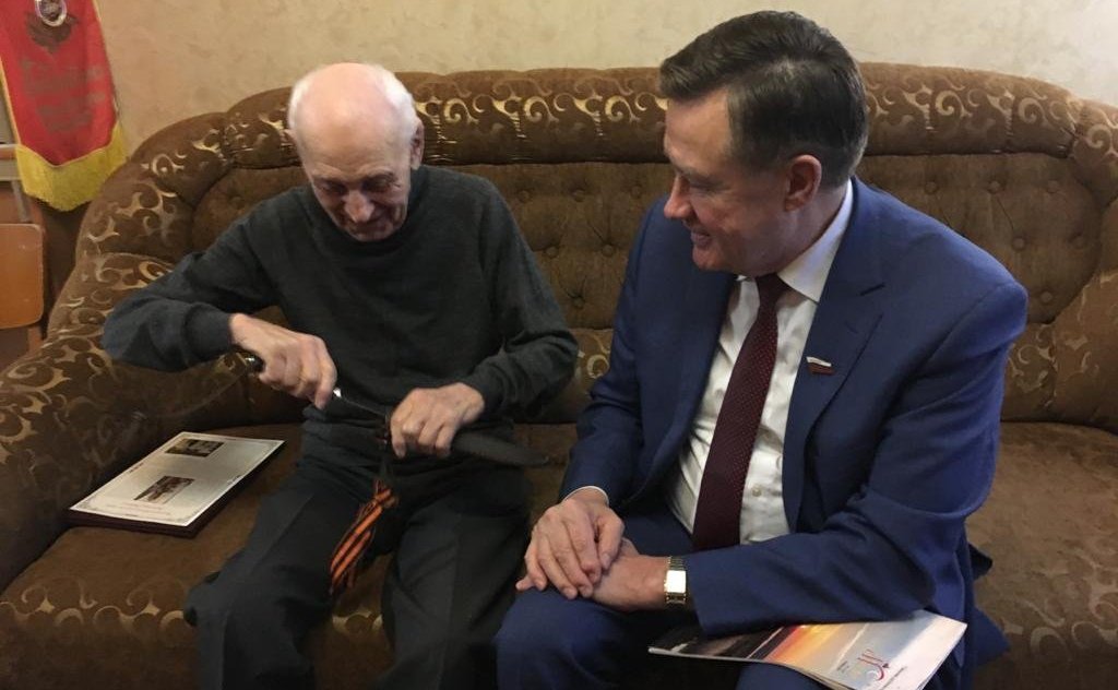 Сергей Рябухин в ходе рабочей поездки в регион поздравил ветерана Великой Отечественной Войны, Воздушно-десантных войск и строительства Геннадия Анциферова с 95-летием