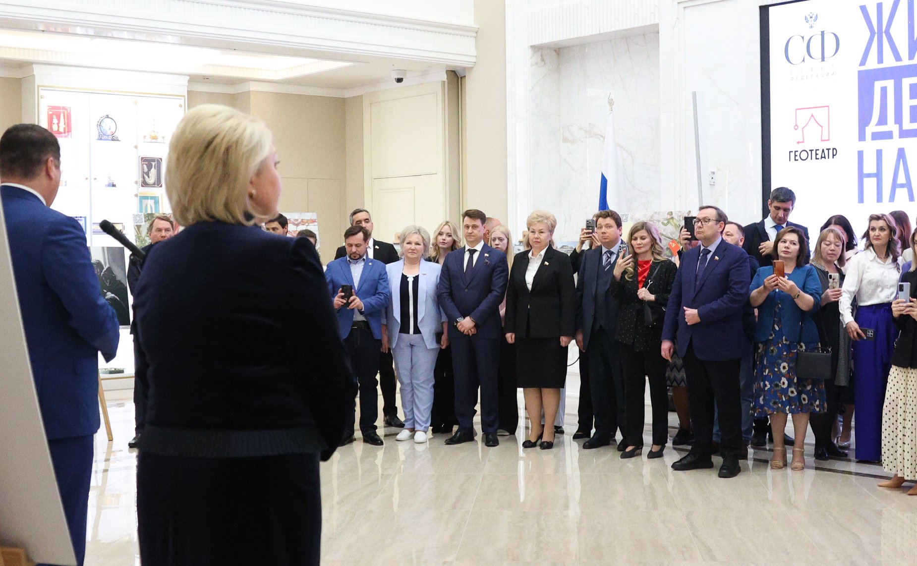 Лилия Гумерова и Дмитрий Василенко открыли в верхней палате выставку детского рисунка «Жизнь, делённая на граммы»