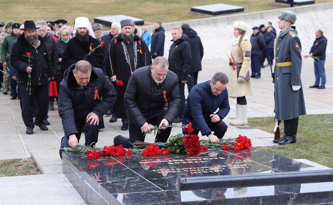 Николай Семисотов и Сергей Горняков в ходе поездки в регион приняли участие в мероприятиях, приуроченных к 82-летию Победы в Сталинградской битве