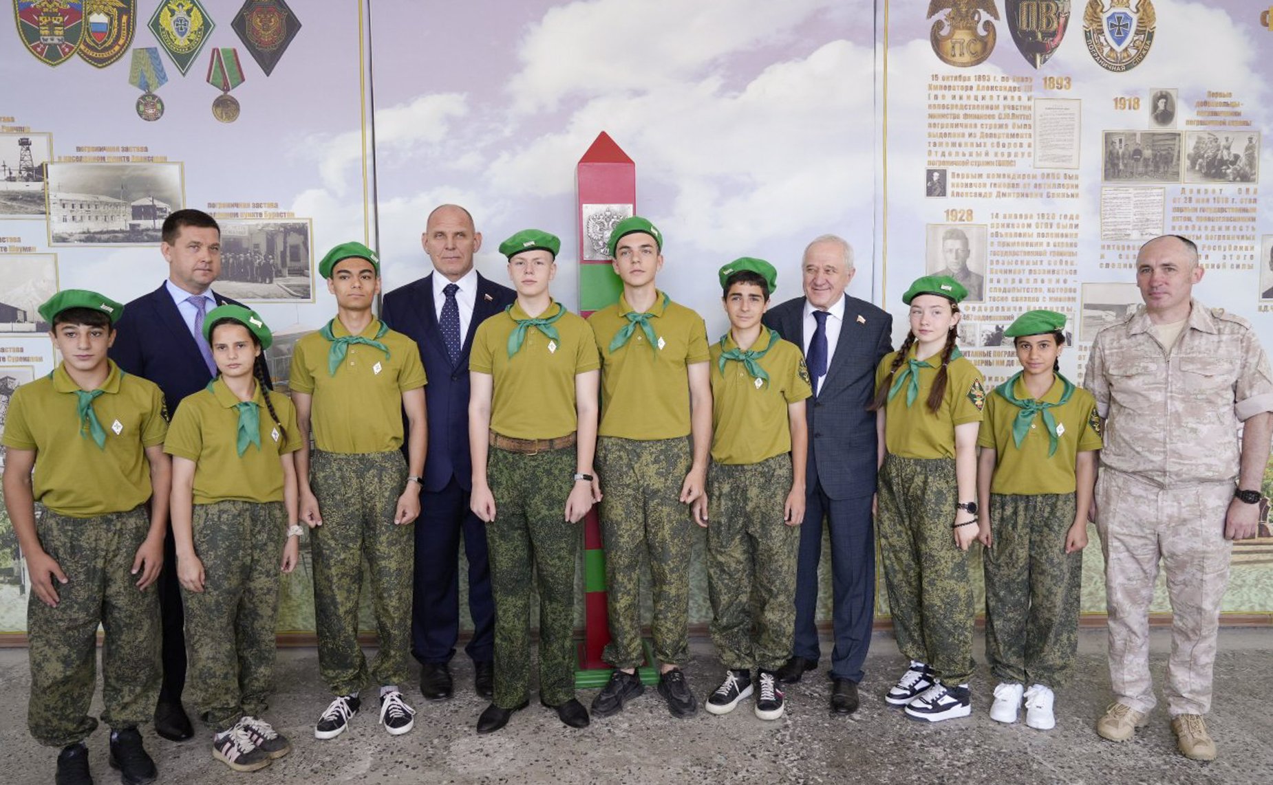 Сенаторы РФ посетили Арташатский пограничный отряд