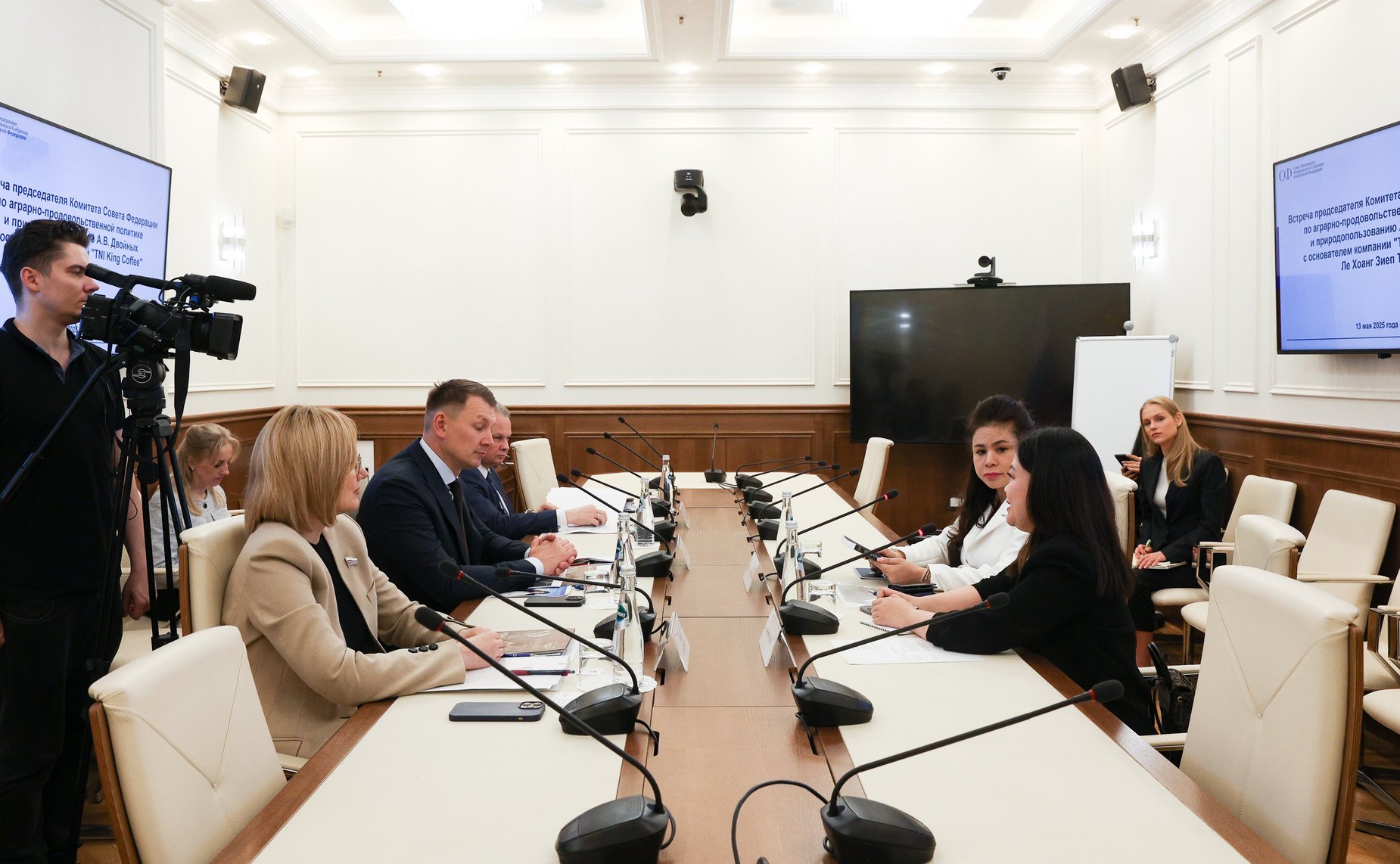 Александр Двойных встретился в Совете Федерации с основательницей крупнейшей вьетнамской компании по производству кофе и напитков Ле Хоанг Зиеп Тхао