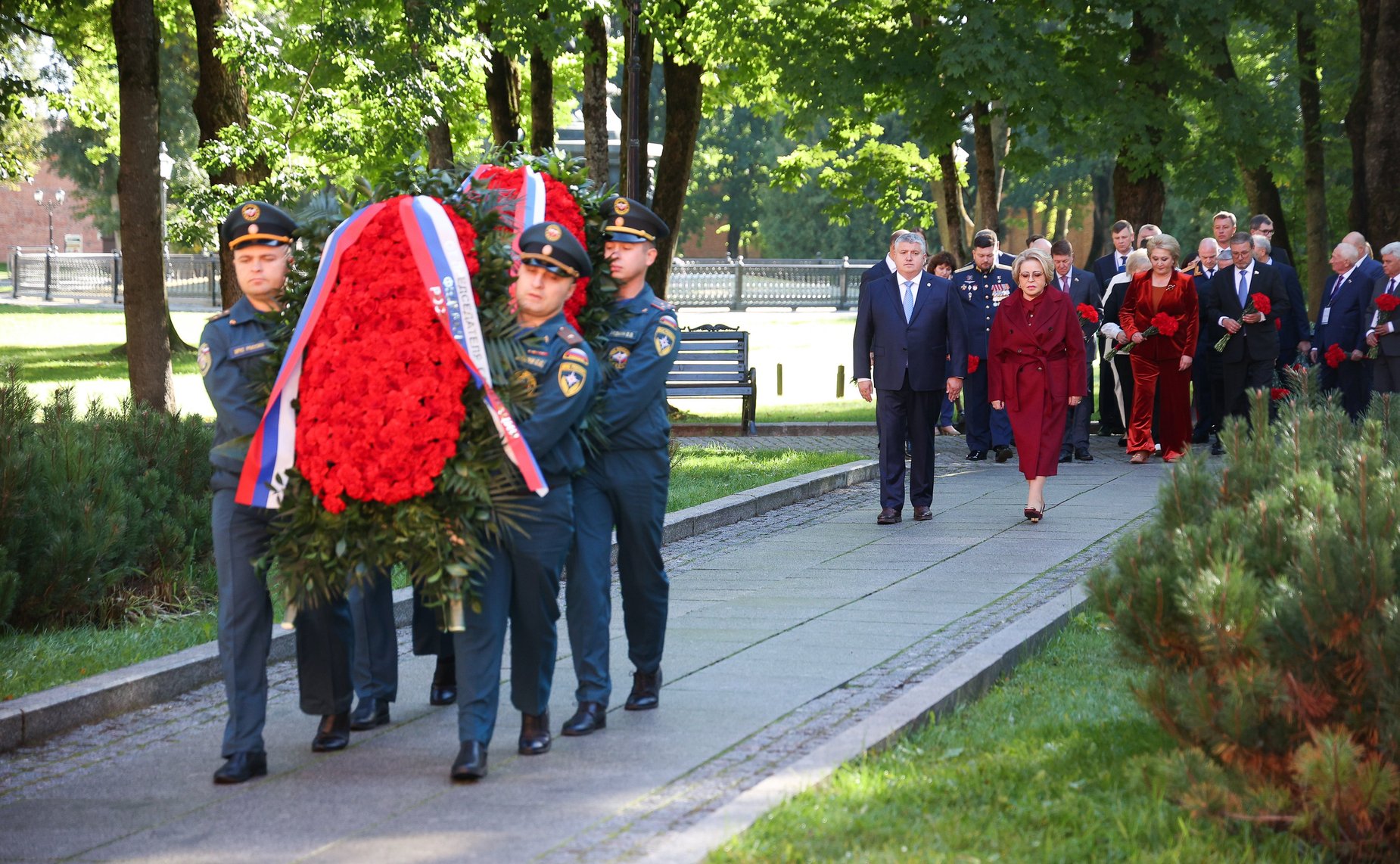 Председатель Совета Федерации Валентина Матвиенко и врио губернатора Новгородской области Александр Дронов возложили венки к Мемориалу «Вечный огонь славы»
