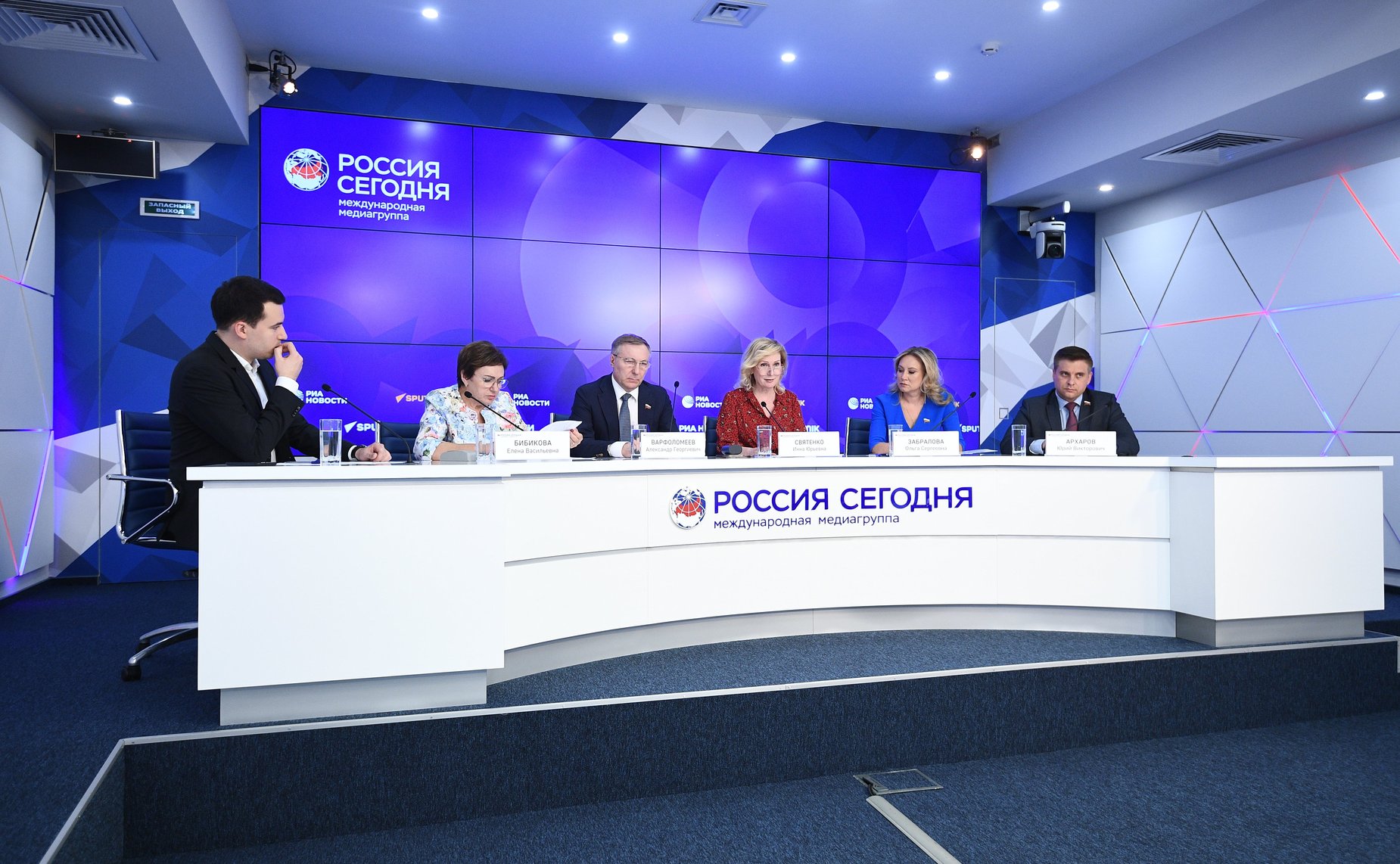 Пресс-конференцию по итогам работы Комитета СФ в ходе весенней парламентской сессии