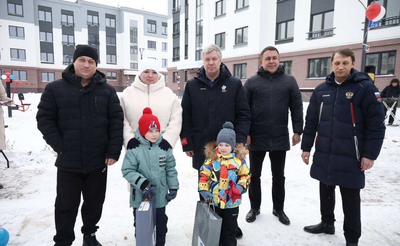 Айрат Гибатдинов совместно с губернатором области Алексеем Русских проконтролировал завершение строительства пяти новых жилых домов