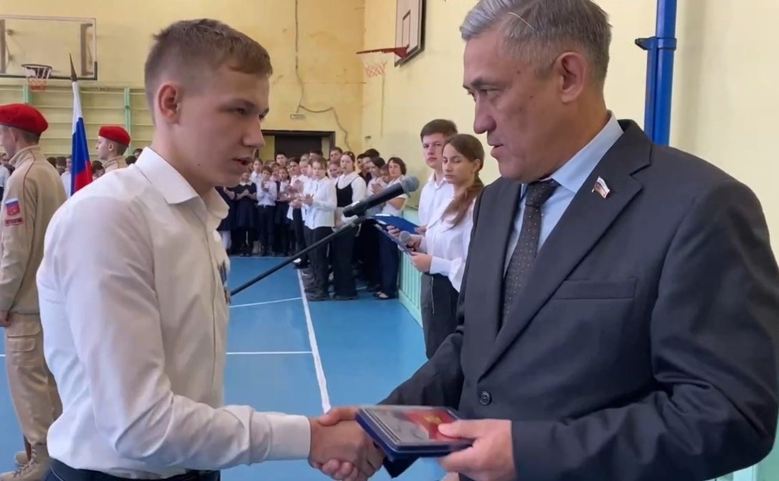 Юрий Валяев вручил Памятную медаль Совета Федерации «За проявленное мужество» юному герою, жителю Еврейской автономной области