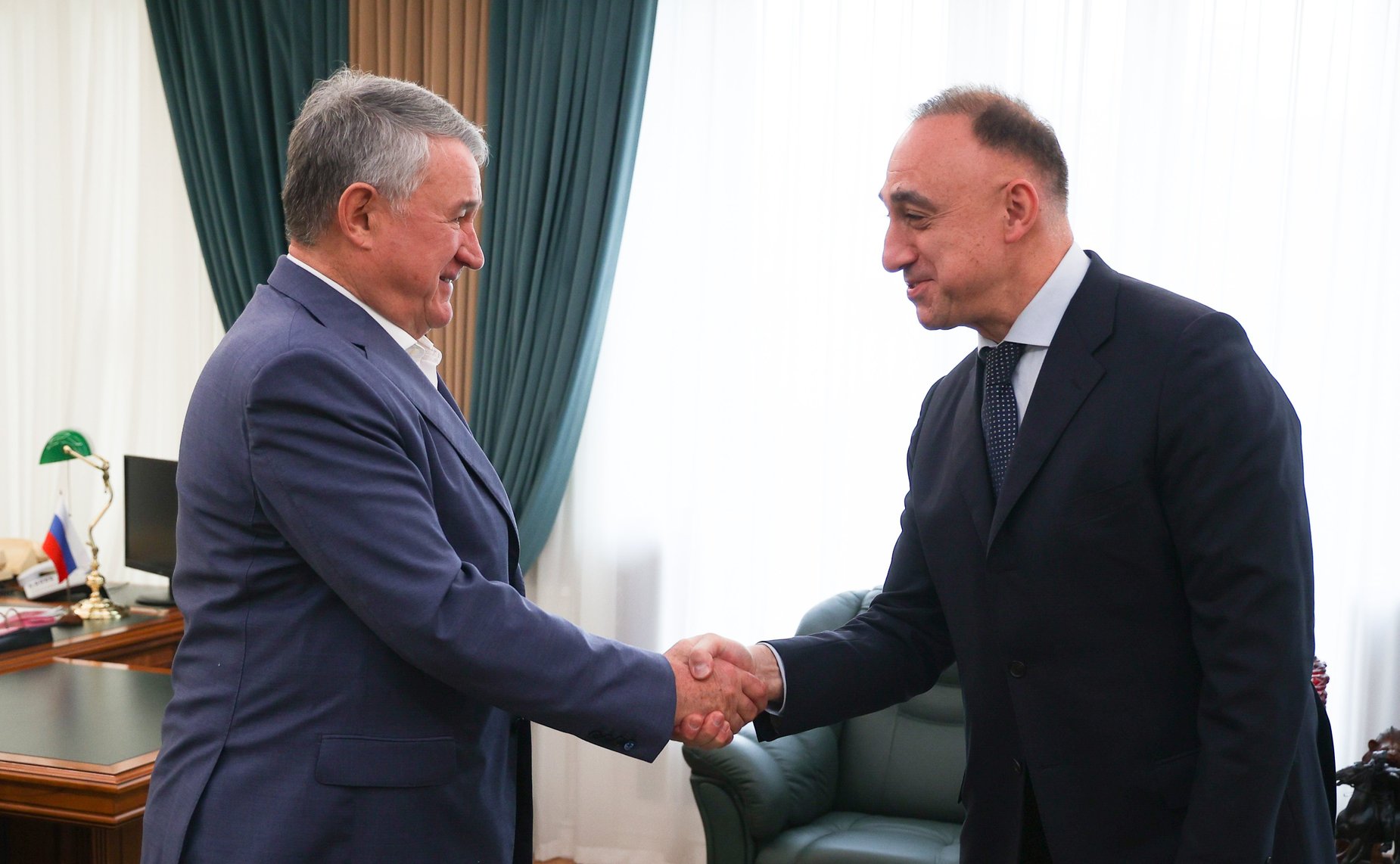 Рабочая встреча заместителя Председателя СФ Юрия Воробьева с Ваграмом Карапетяном, членом Экспертного совета МПК, исполнительным директором образовательно-культурного благотворительного фонда «Наше будущее»