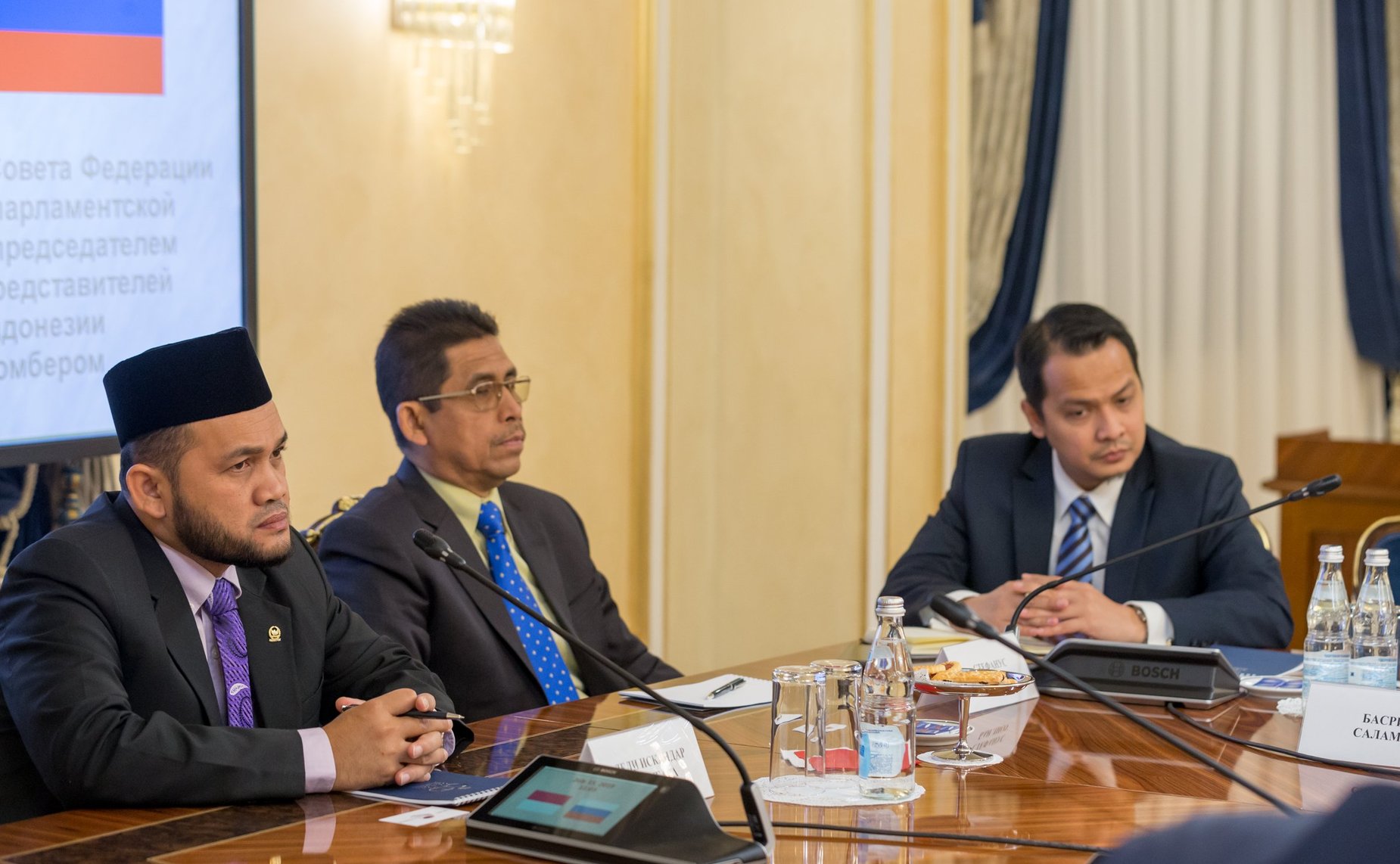 Встреча Вячеслава Тимченко с председателем Почетного собрания Совета представителей регионов Республики Индонезии Мервином Садипуном Комбером