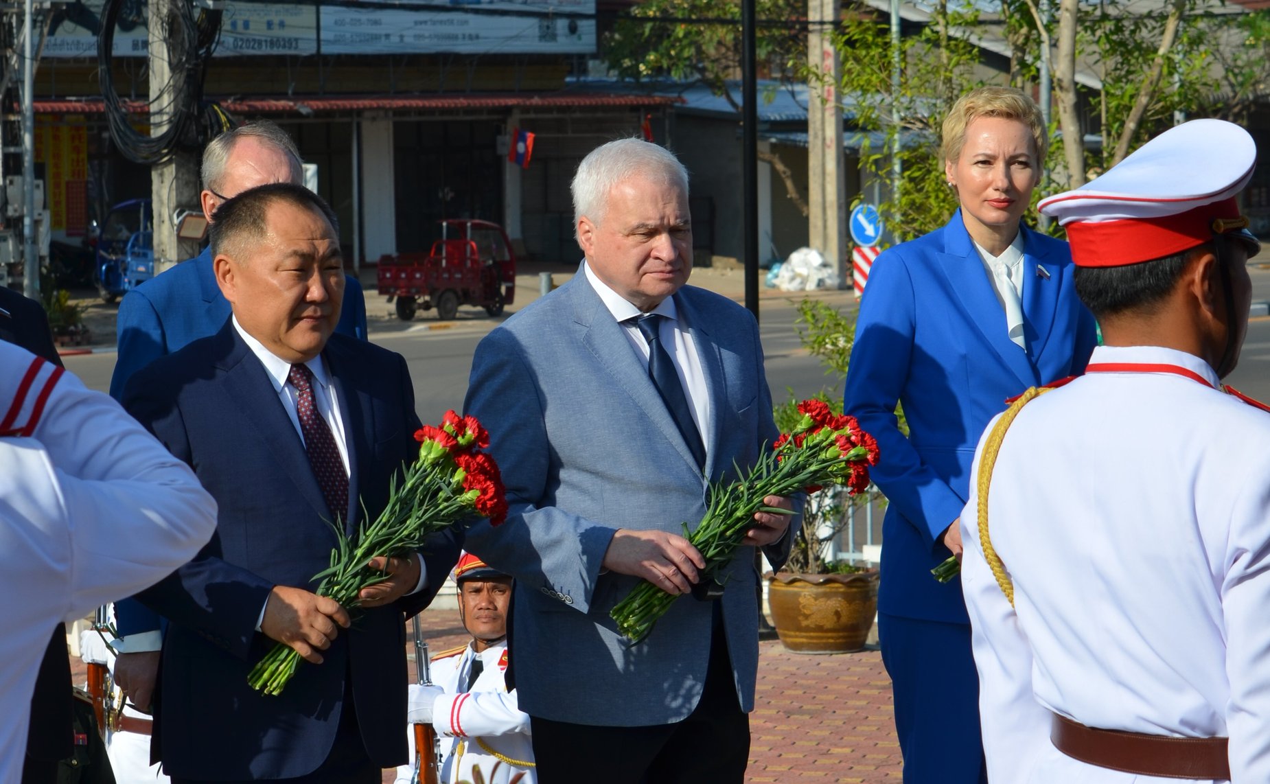 Российские парламентарии возложили цветы к памятнику советским летчикам транспортной авиации во Вьентьяне, участвовавшим в боевых действиях в Индокитае в годы американской агрессии с 1960 по 1973 годы