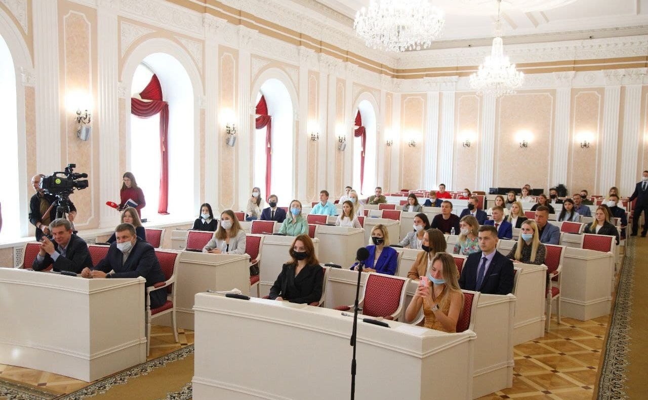 Юлия Лазуткина приняла участие в IX заседании Молодежного парламента при Законодательном Собрании региона