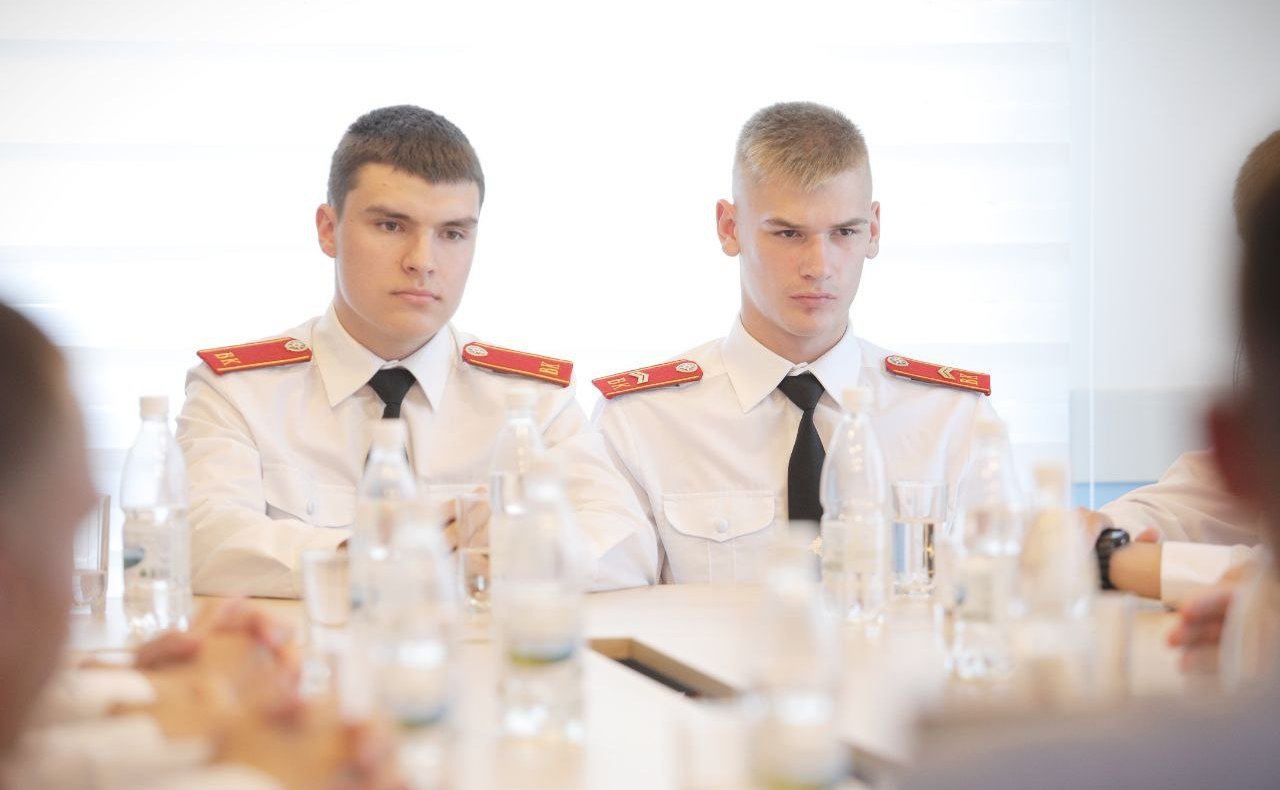 Заместитель Председателя Совета Федерации РФ, Герой России Юрий Воробьев провел встречу с выпускниками образовательного центра-кадетской школы «Корабелы Прионежья»