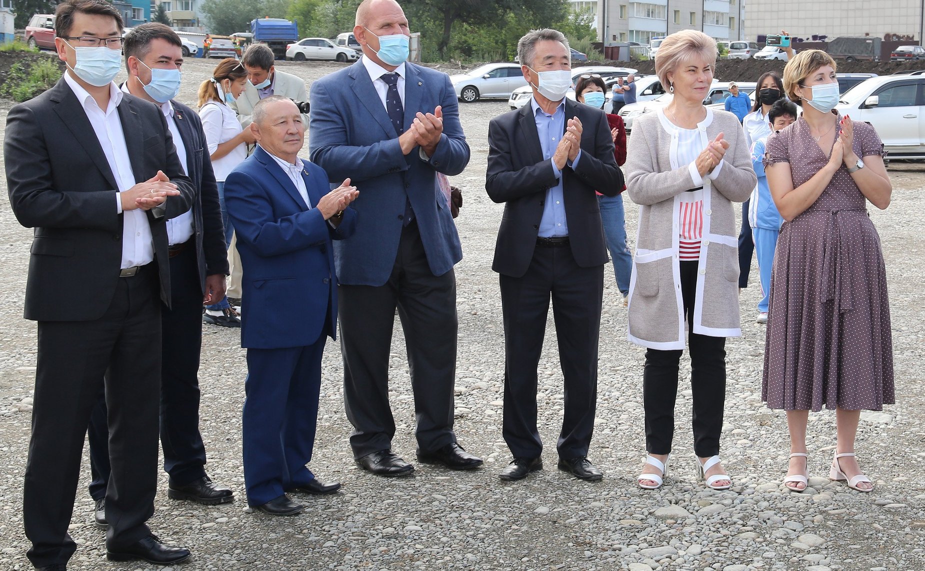 Татьяна Гигель в ходе рабочей поездки по региону приняла участие в церемонии закладки капсулы на строительной площадке национальной общеобразовательной школы №7 в городе Горно-Алтайске