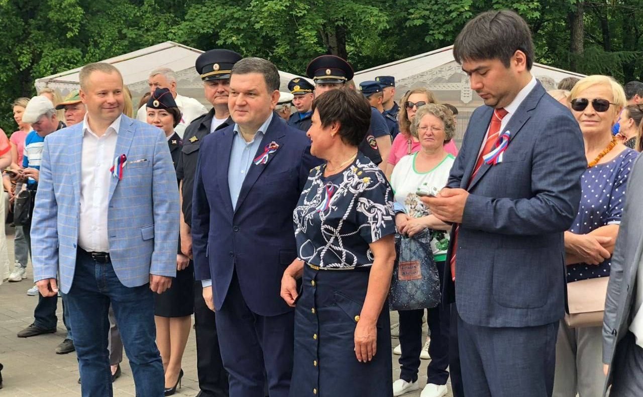 Сергей Перминов поздравил земляков в День России и вручил гатчинцам первые паспорта