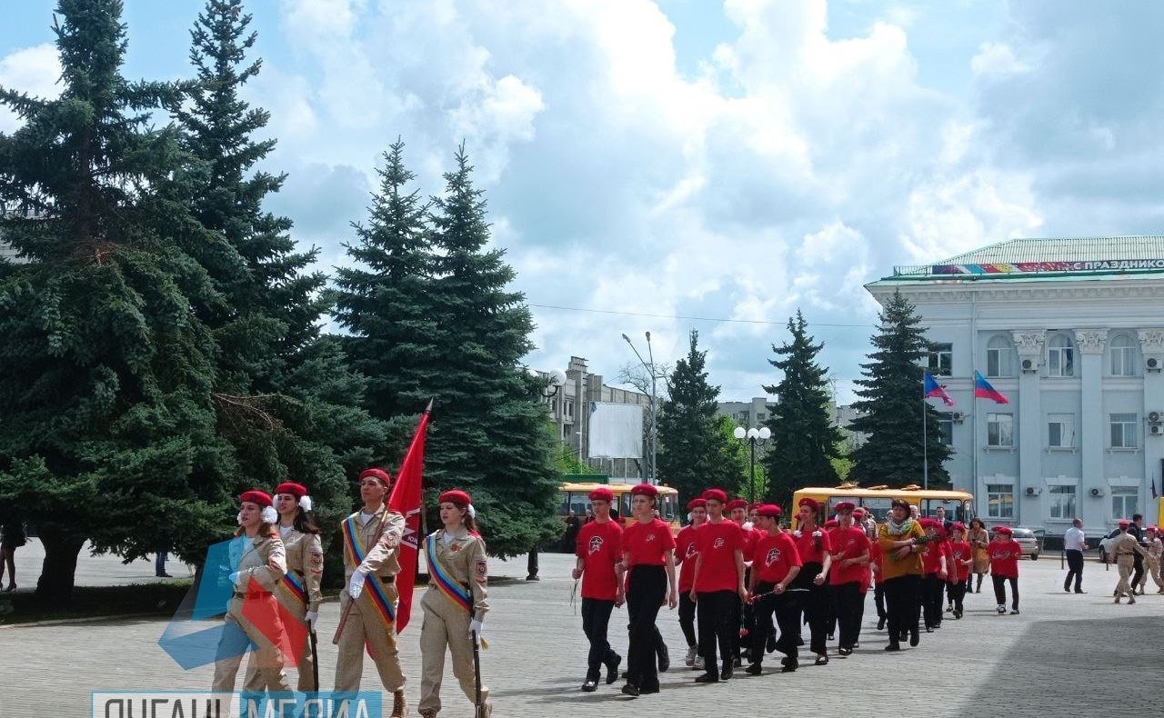 Ольга Бас приняла участие в церемонии приема детей в ряды «Юнармии» в ЛНР
