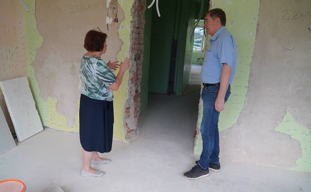 Александр Савин в рамках поездки в регион посетил город Сухиничи. Сенатор осмотрел ход капитального ремонта в Середейской школе и детском саду №162