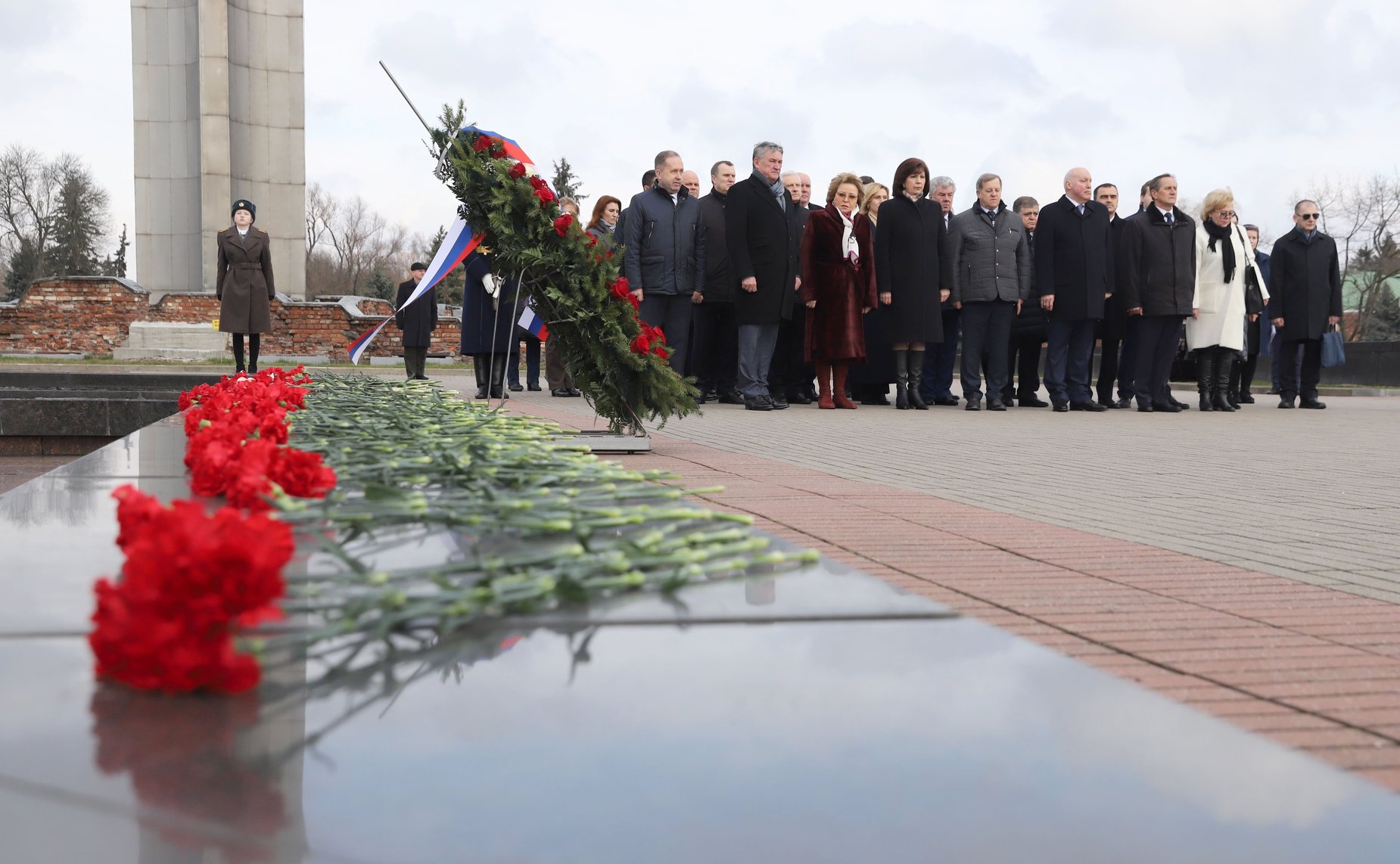 Делегация Совета Федерации возложила венок и цветы к Вечному огню в Бресте