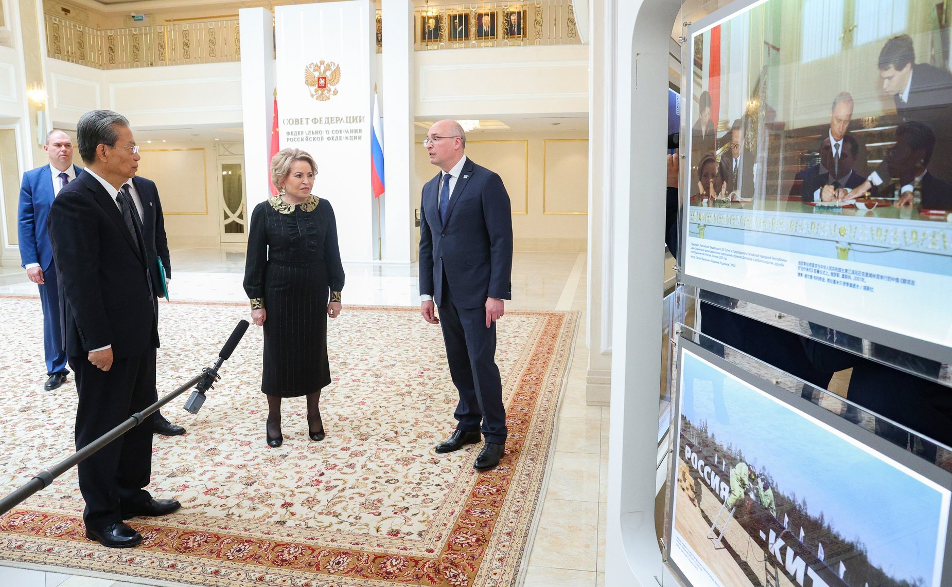 Валентина Матвиенко и Чжао Лэцзи осмотрели фотовыставку «Нерушимая дружба великих народов, стратегическое партнерство великих держав»