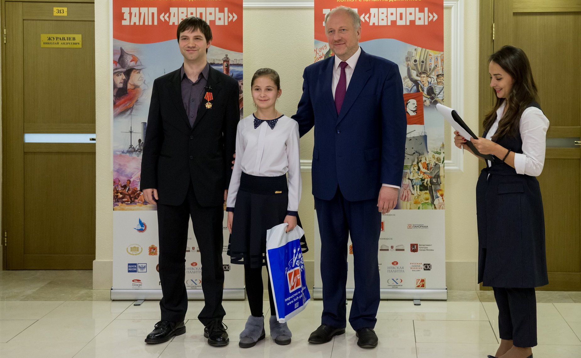 Выставка лучших работ участников Всероссийского художественного конкурса юных художников «Залп «Авроры»