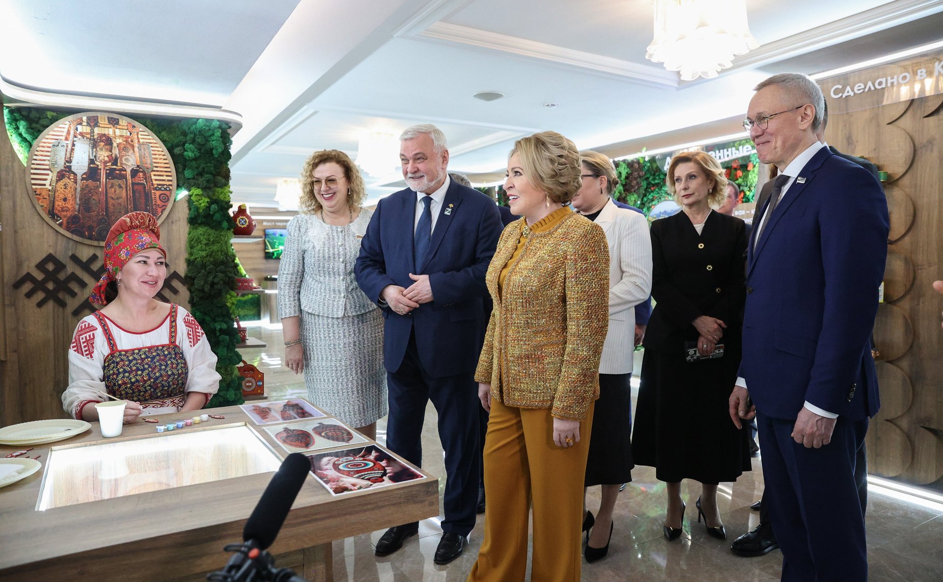 Валентина Матвиенко и Владимир Уйба осмотрели выставку, посвященную достижениям и перспективным направлениям развития Республики Коми