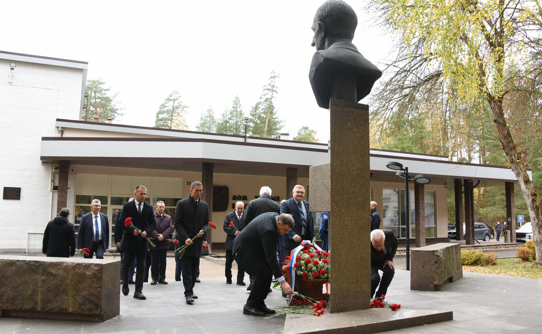 Сенаторы возложили цветы к памятнику испытателям отечественного ядерного оружия