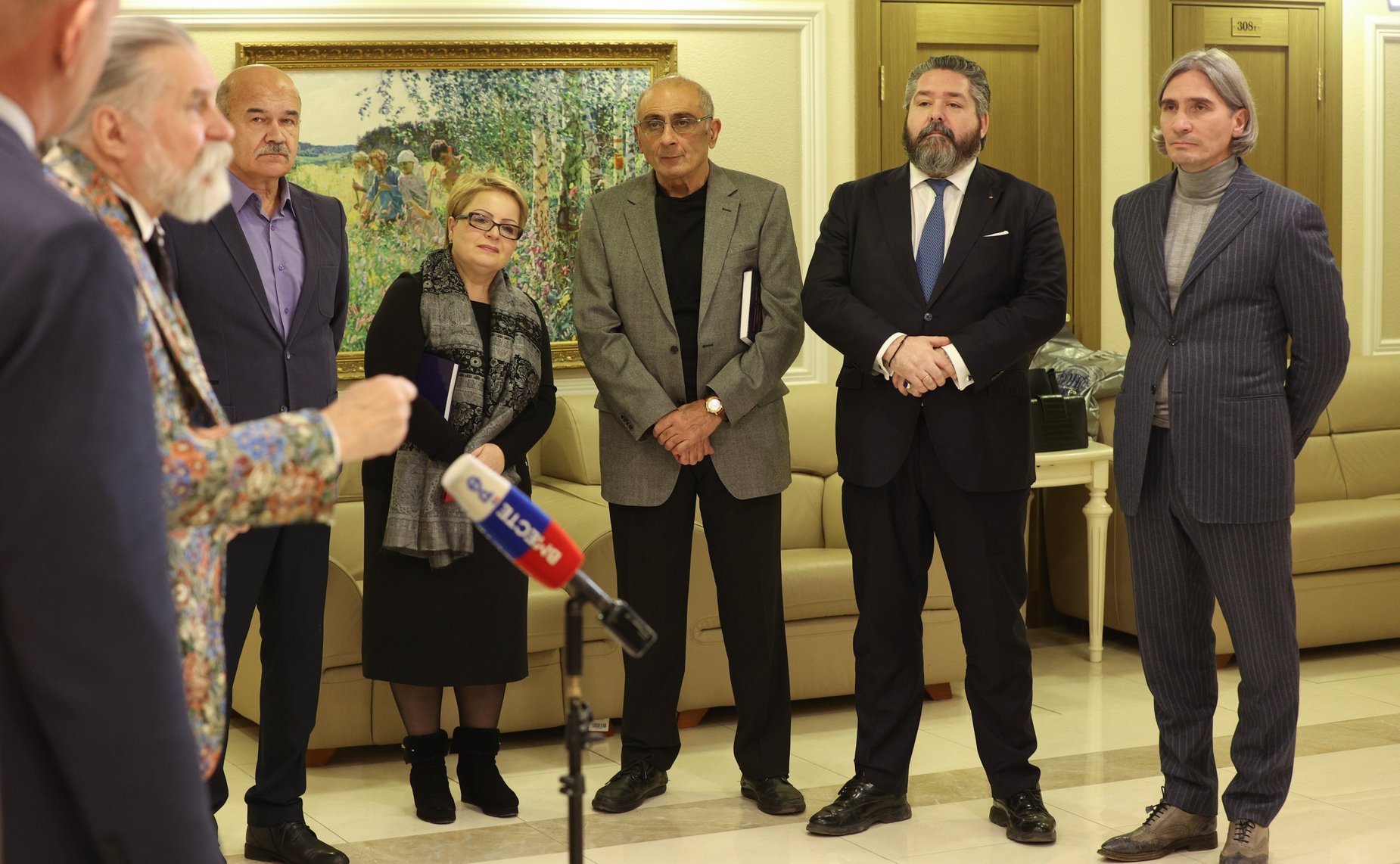 В Совете Федерации открылась выставка картин «Первый художник Новосибирска»