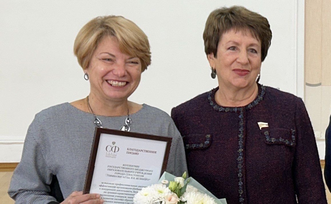 Екатерина Алтабаева приняла участие в еженедельной торжественной линейке в Гимназии №7 им. В.И. Великого, посвящённой выносу Государственного флага Российской Федерации и исполнению гимна