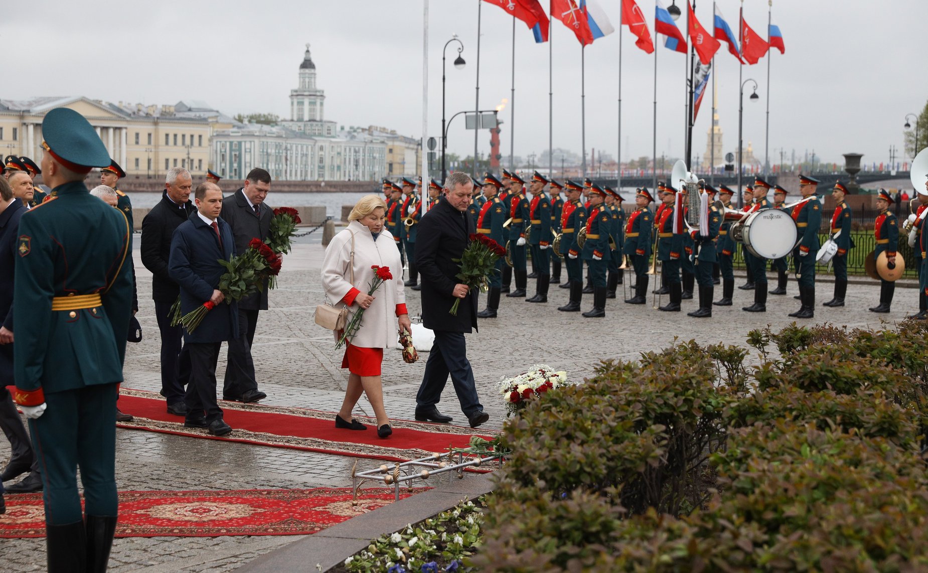 Церемония возложения цветов к памятнику Петру Первому на Сенатской площади