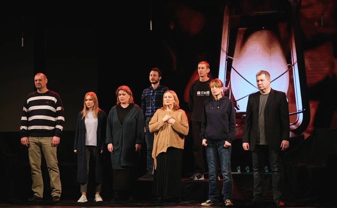 В рамках форума Донецкий государственный академический театр им. М. Бровуна представил спектакль по мотивам книги «Война в Донбассе: народная летопись»