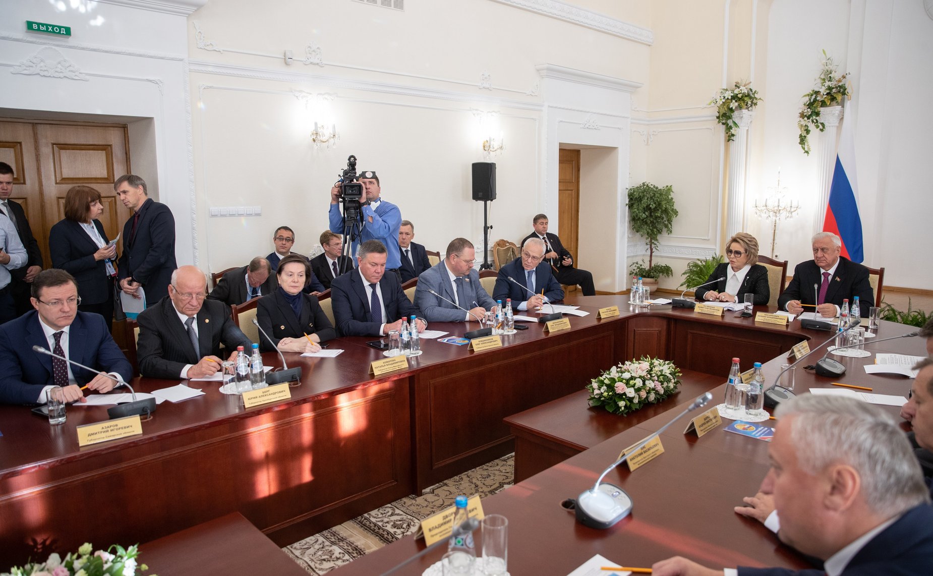 В. Матвиенко и М. Мясникович провели совместную встречу с руководителями субъектов России и Беларуси