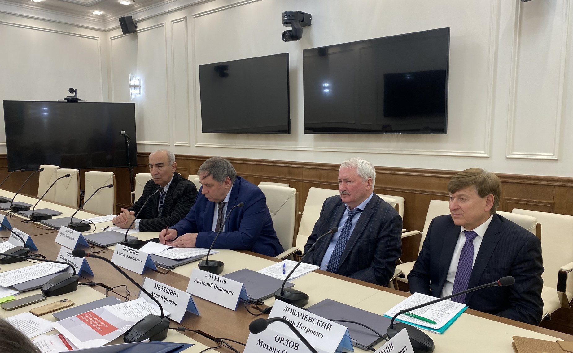 Сергей Митин провел рабочее совещание по вопросам реализации фермерских продуктов в розничных торговых сетях и совершенствования законодательства в целях обеспечения дальнейшего развития малых форм хозяйствования в отечественном АПК