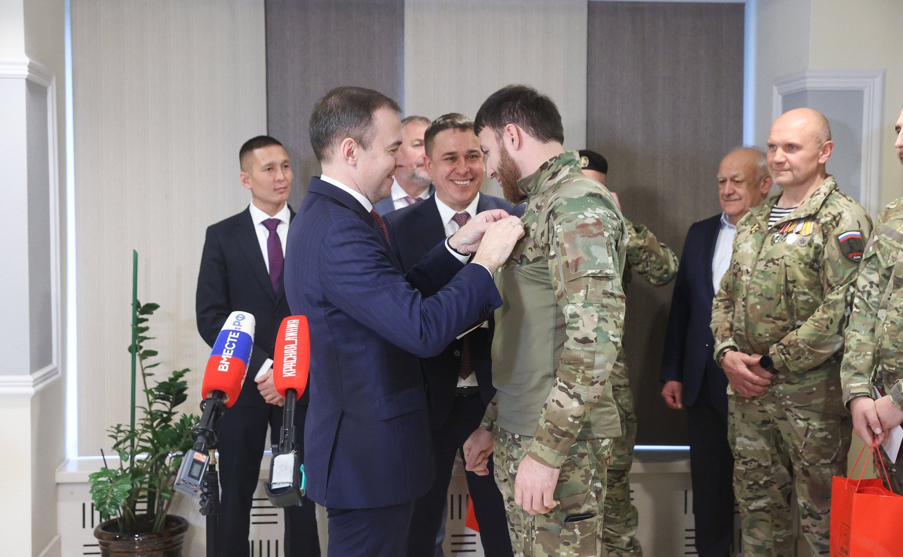 Торжественное награждение военнослужащих в рамках проведения открытия патриотической выставки фотографий военнослужащих Отдельной диверсионной штурмовой бригады «Ветераны»