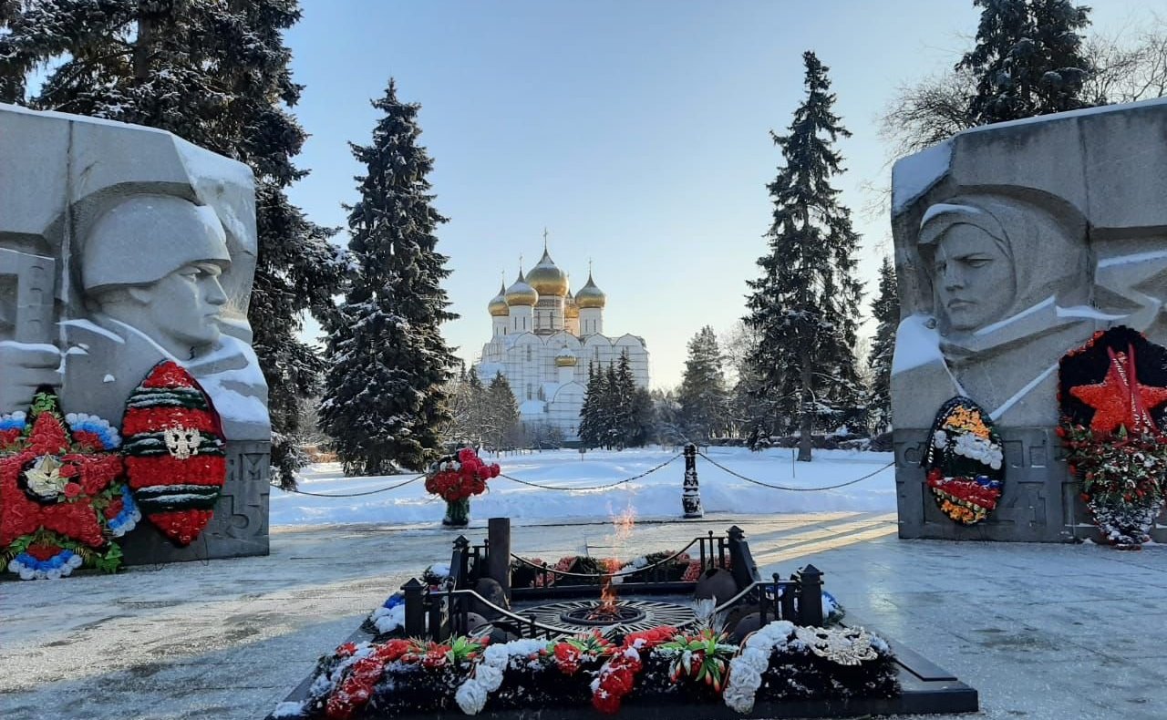 Церемония началась в историческом центре города с возложения цветов к монументу «Вечный огонь»