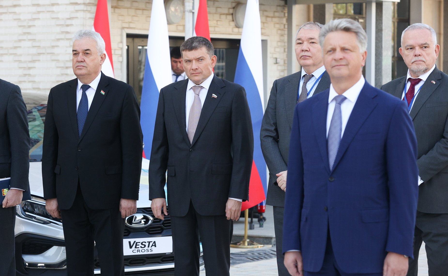 Церемония передачи автомобилей представителям российско-таджикистанских образовательных учреждений