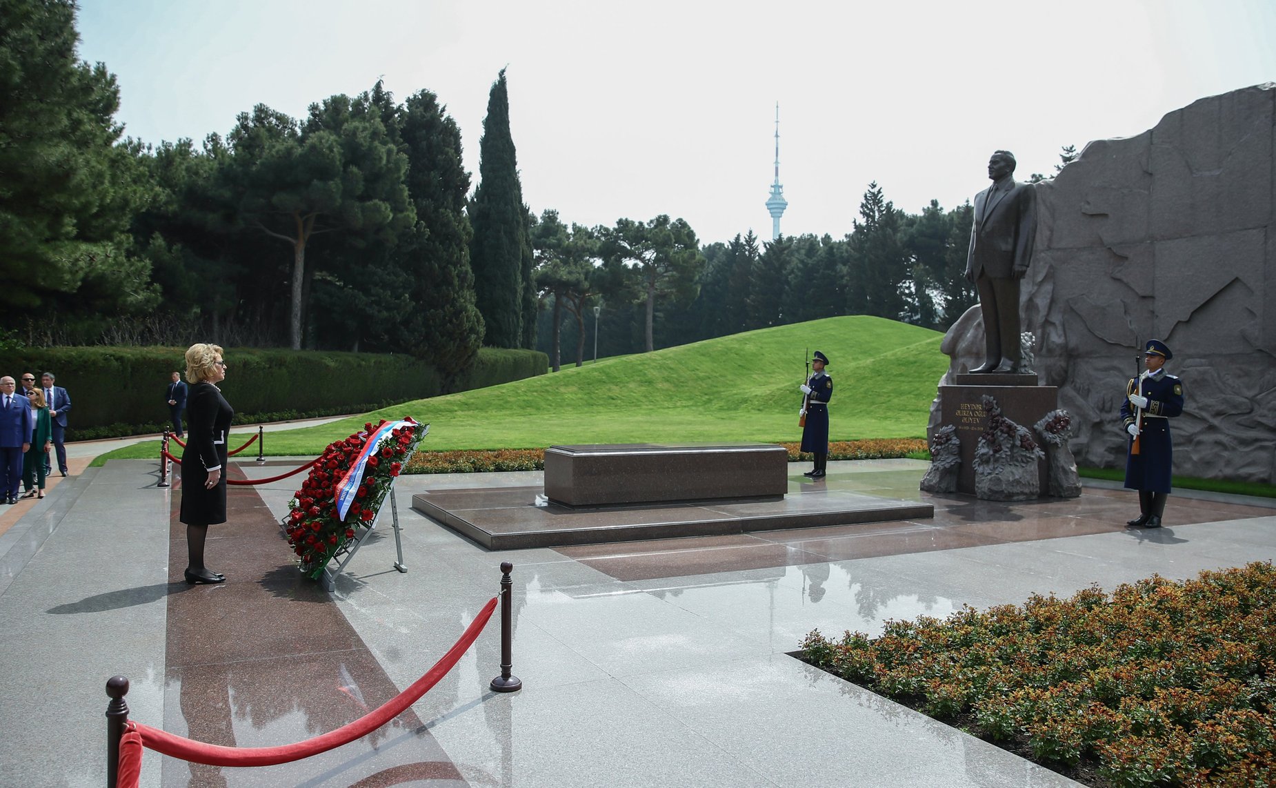 Валентина Матвиенко возложила венок к могиле Гейдара Алиева и приняла участие в церемонии возложения венка на Аллее Шехидов
