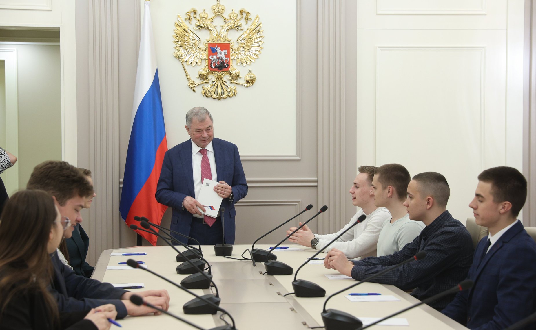 Анатолий Артамонов встретился в Совете Федерации со школьникам из Людиновского района Калужской области