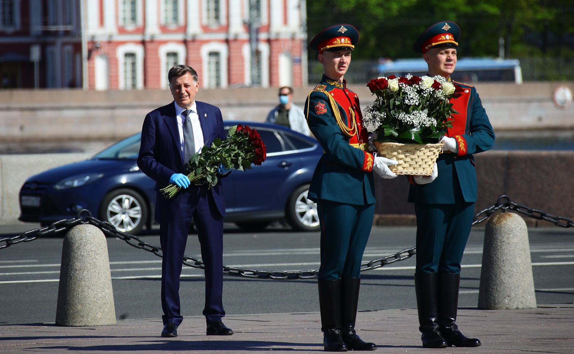 Церемония возложения цветов к подножию памятника основателю Санкт-Петербурга Петру Первому
