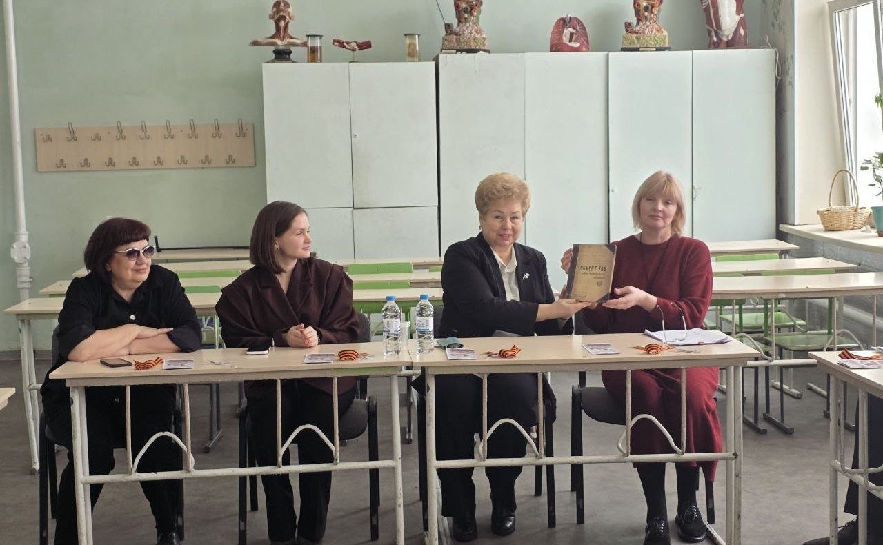 Ольга Бас в ходе поездки в регион посетила класс химико-биологической специализации Луганской школы № 5 имени Владимира Даля