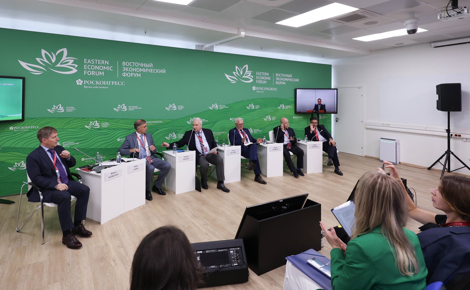 Сессия «Научная дипломатия в Азии: конструктивное сотрудничество». Сенаторы принимают участие в VIII Восточном экономическом форуме