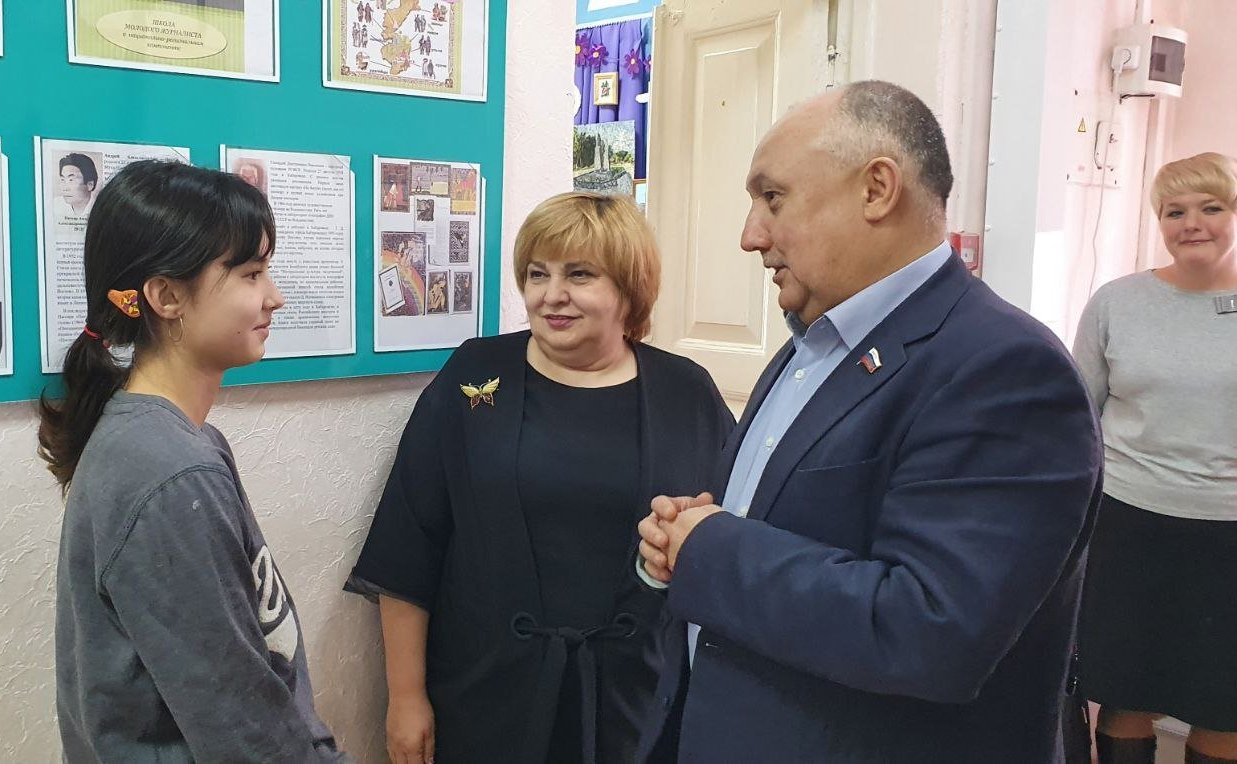 Андрей Базилевский встретился с победителем регионального этапа Всероссийского конкурса детского рисунка «Дорога жизни» Валерией Сун