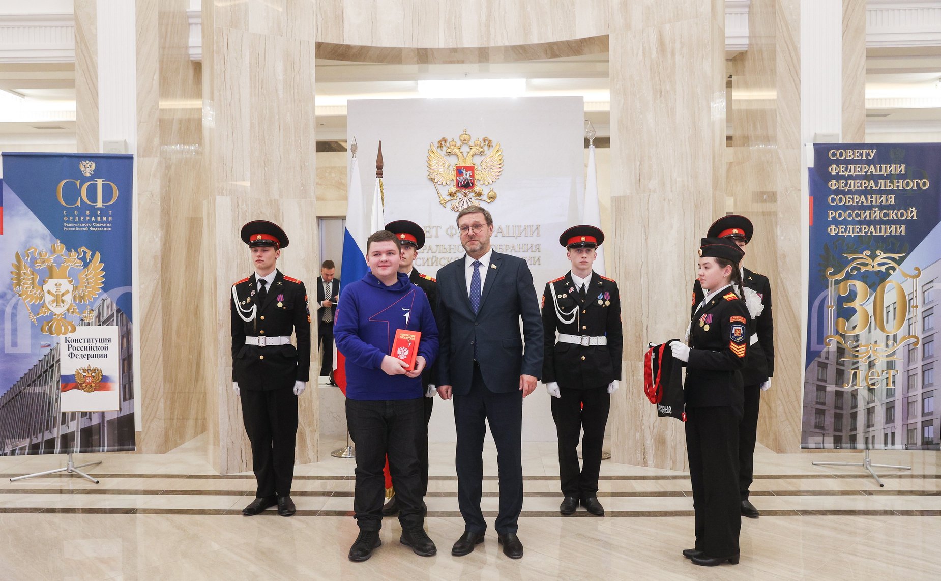 Торжественная церемония вручения паспортов граждан Российской Федерации группе участников встречи – представителям Общероссийского общественно-государственного движения детей и молодежи «Движение Первых»