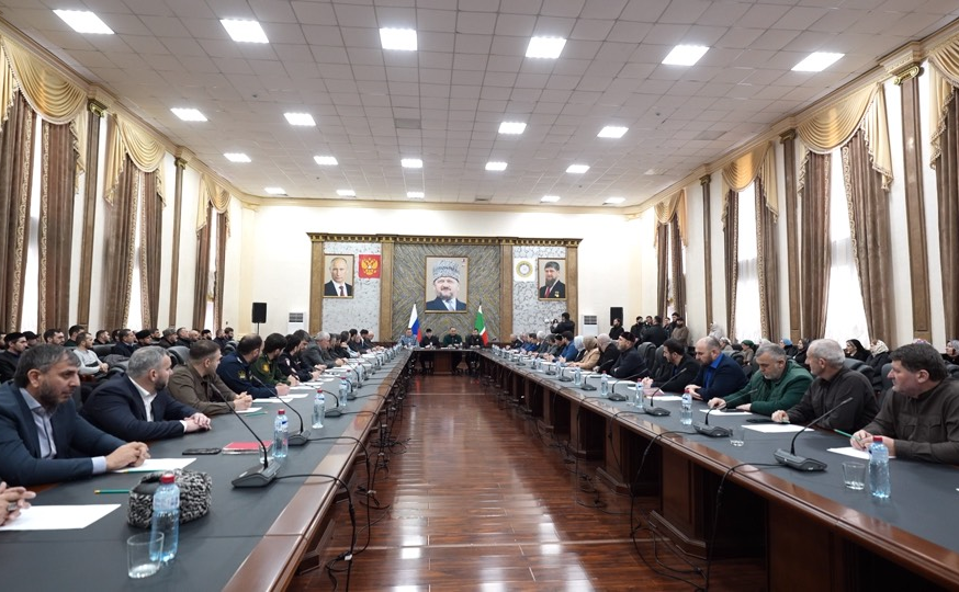 Мохмад Ахмадов в рамках работы в регионе принял участие в расширенном совещании, которое состоялось в администрации Шалинского района