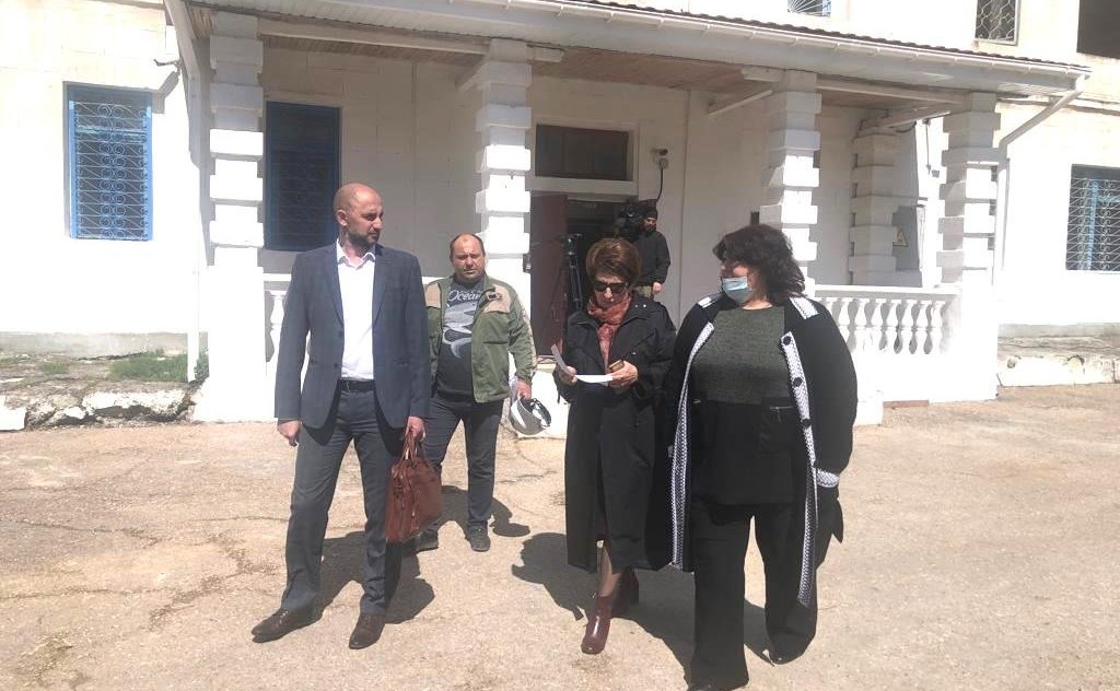 Екатерина Алтабаева в ходе работы в регионе посетила школу-интернат №6, где приняла участие в церемонии начала строительно-монтажных работ