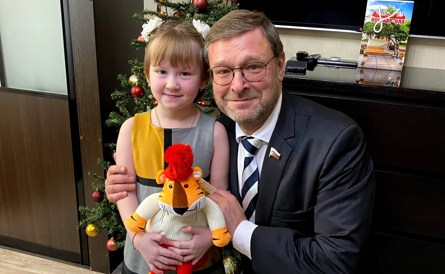 В канун Нового года в рамках проекта «Елка желаний» Константин Косачев исполнил мечту девочки Ульяны из Республики Марий Эл