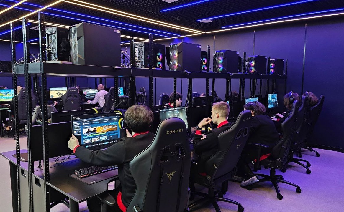 В преддверии Дня студента Лариса Круглова организовала для учащихся мурманского колледжа экскурсию в фиджитал-центр