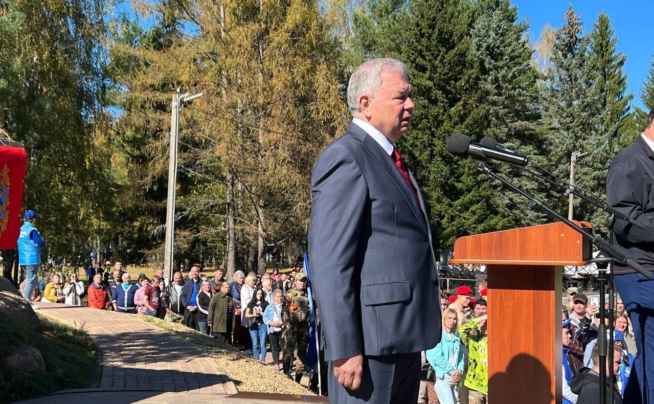 Анатолий Артамонов и Александр Савин посетили мемориальный комплекс «Безымянная высота» в Куйбышевском районе Калужской области