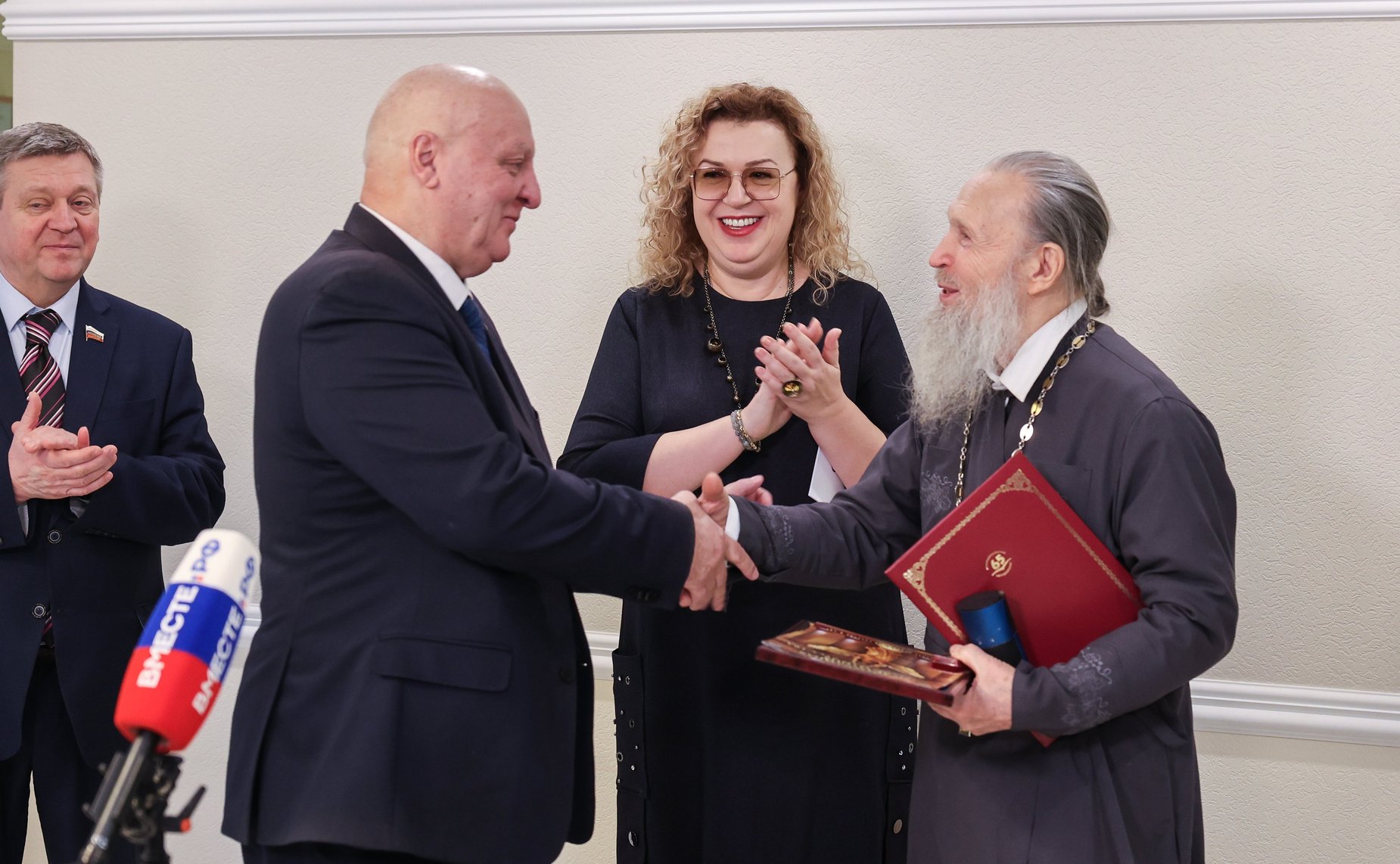 Ольга Епифанова открыла в Совете Федерации выставку живописи Петра Кочанова «За Святую Русь помолюсь…»