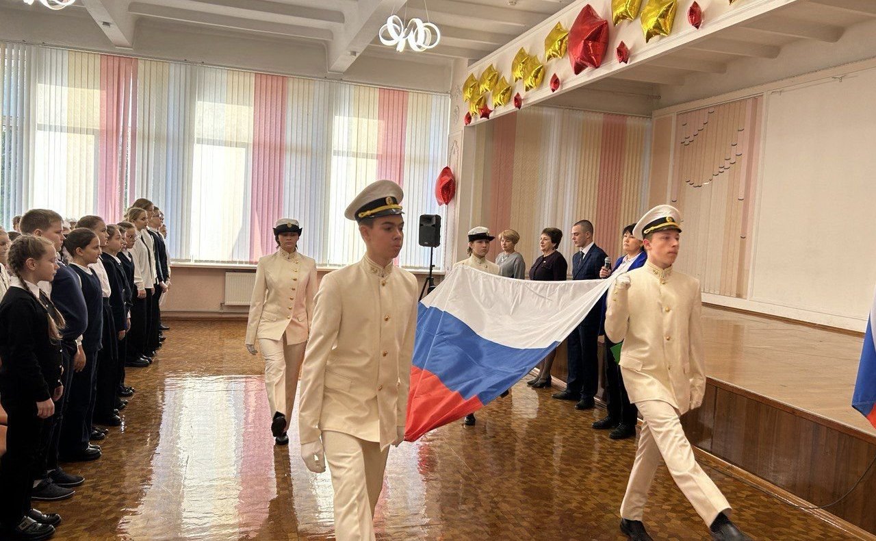 Екатерина Алтабаева приняла участие в еженедельной торжественной линейке в Гимназии №7 им. В.И. Великого, посвящённой выносу Государственного флага Российской Федерации и исполнению гимна