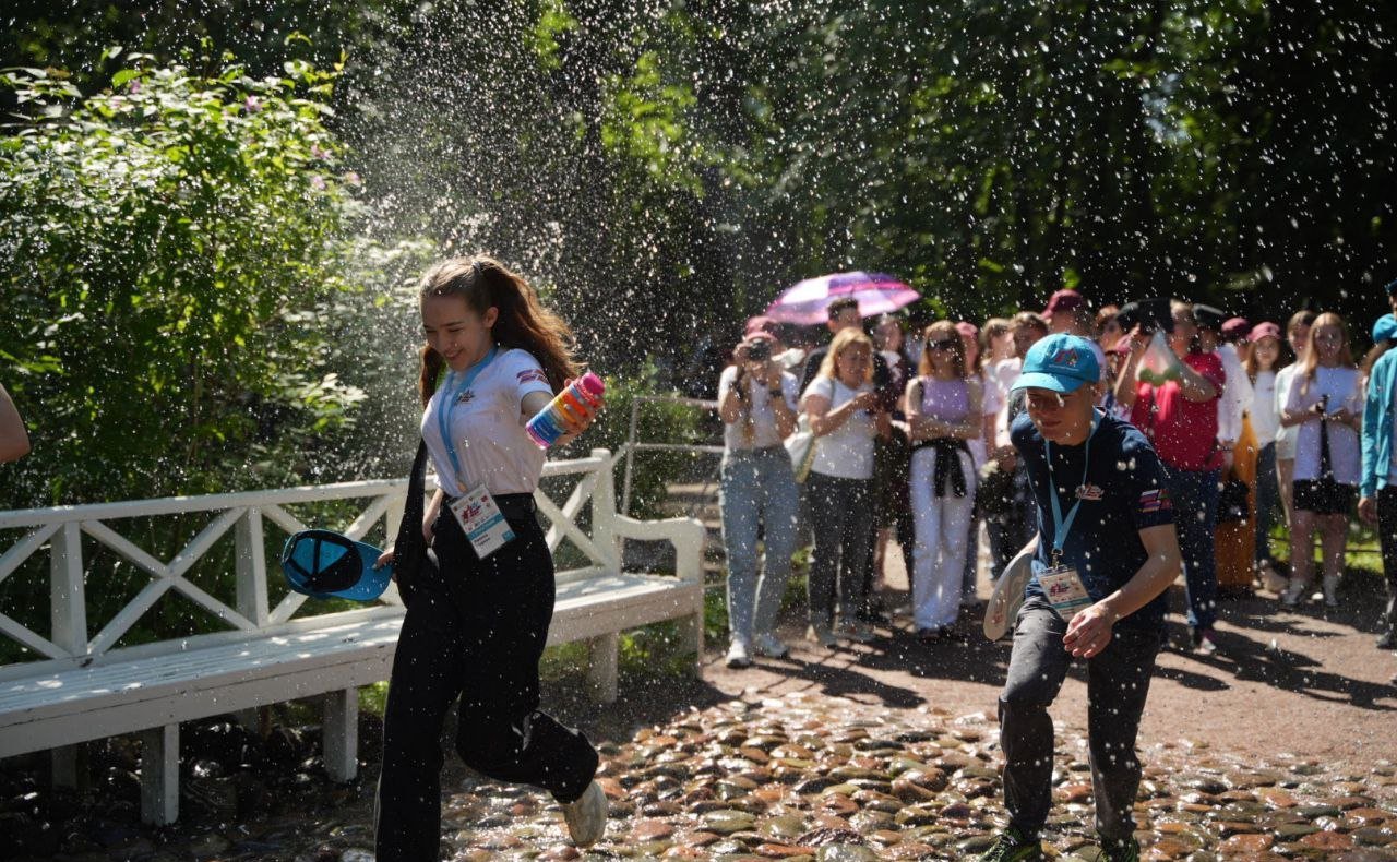 Участники проекта «Поезд Памяти» познакомились с основными достопримечательностями Санкт-Петербурга, посетили Государственный музей-заповедник «Петергоф» и Музей железных дорог России