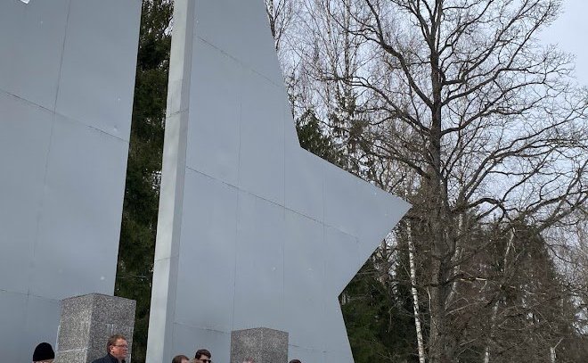 Ольга Хохлова почтила память Героев Советского Союза Ю. Гагарина и В. Серегина