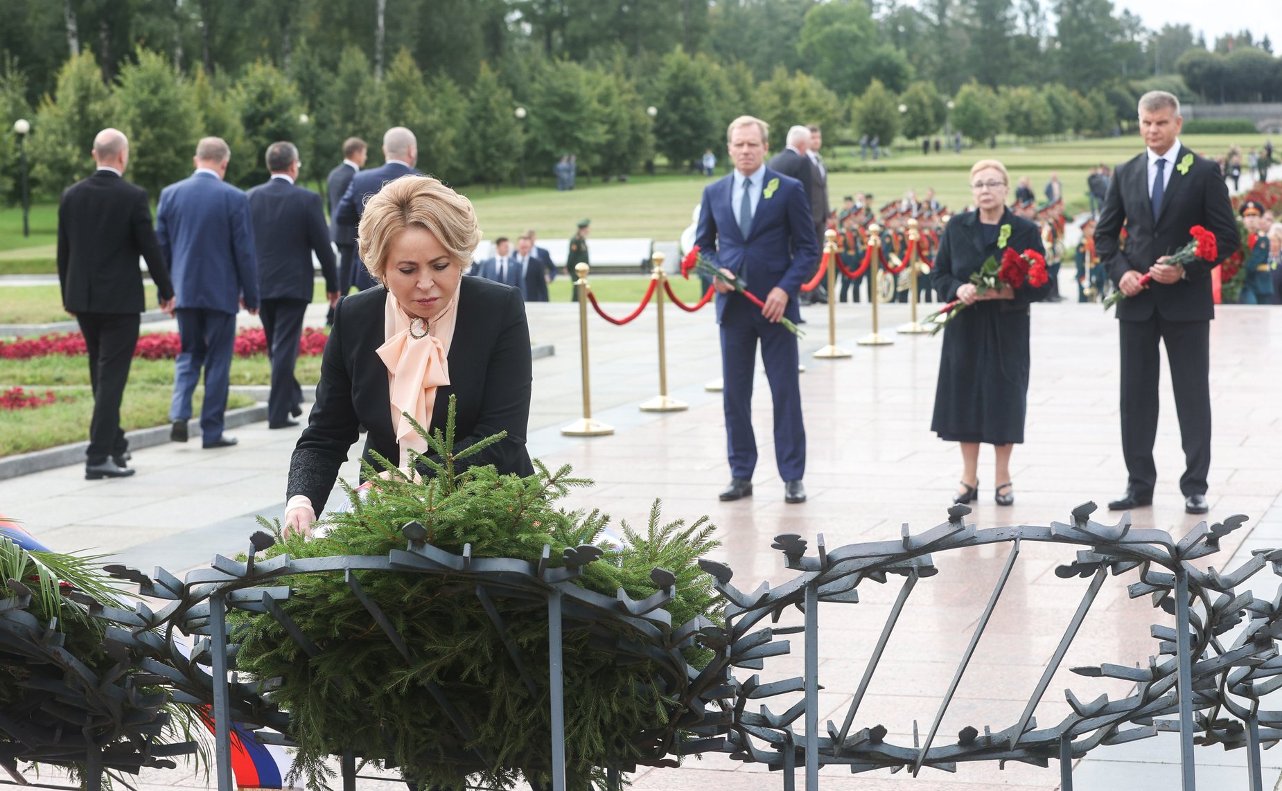 Валентина Матвиенко приняла участие в торжественно-траурной церемонии возложения венков и цветов к монументу «Мать-Родина» на Пискаревском мемориальном кладбище